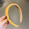 Detalle de una diadema gruesa de esponja amarilla con forro interior de terciopelo - Naranja