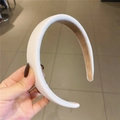 Detalle de una diadema de esponja gruesa en satén crema con forro interior antideslizante - Beige
