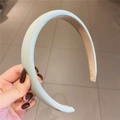 Detalle de una diadema de tela azul claro con textura fina e interior antideslizante - Verde