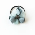 Detalle de coletero floral en seda gris azulado y malla con cuentas negras - Azul claro