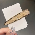 Détail de la pince à cheveux à fleurs en cristal avec bordure perlée et base dorée - Rose