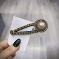 Pasador vintage dorado con perlas, cadena de cuero negro y detalles de circón verde - Estilo Redondo de Cadena