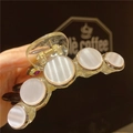 Detalle de la pinza de pelo grande de resina con piedras de ojo de gato y strass violeta - Blanco