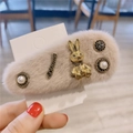 Dettaglio molletta in pelliccia sintetica kaki con coniglio dorato e perle vintage - Bianco Sporco