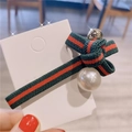 Elegante fermaglio per capelli con fiocco a righe verdi e rosse e una perla sintetica - Verde