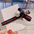 Dettaglio dell'elastico per capelli a righe stile inglese con grande perla bianca e sfera - Blu Oro