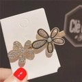 Dettaglio del fermaglio per capelli a fiore con perle e strass stile retrò - Oro