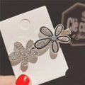Elegante fermaglio per capelli argento con due motivi floreali di perle e strass - Argento