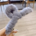 Nahaufnahme der weichen grauen Kunstpelz-Haarklammer für elegante Winterfrisuren - Blau