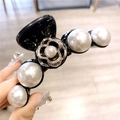 Détail de la pince à cheveux camélia avec perles blanches et fleur à bord doré - Camélia Noir