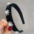 Nahaufnahme eines schwarzen Samt-Stirnbands mit eleganten Perlen- und Strassblüten - Schneeflocke Perlen Serie