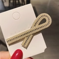 Barrette à cheveux nœud élégante avec perles blanches et strass brillants sur base dorée - Note de Musique Strass