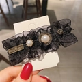 Dettaglio della clip per capelli in pizzo nero fatta a mano con perle e strass lucidi - Perla Tonda in Pizzo