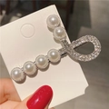 Détail d'une barrette élégante en perles et strass sur une base argentée chic - Note de Musique Argentée