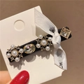 Dettaglio del fermaglio per capelli in strass con base in velluto e fiocco - Bianco con Fiocco