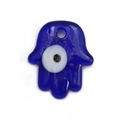 Dettaglio della mano di Hamsa in vetro blu con centro malocchio e foro per sospensione - Stile Blu Profondo (BE1208BU00)