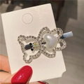 Détail d'une pince à cheveux ourson en strass brillants avec un cœur en perle - Petit Ours Argent