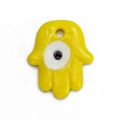 Macro-opname van gele Hamsa-hanger met blauw boze oog en glanzende afwerking - Helgeel Stijl (BE1208YW00)