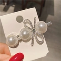 Détail de la barrette à perles avec nœud en strass sur base en métal argenté et carte - Nœud Argenté