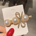 Détail d'une pince à cheveux coréenne avec perles blanches, nœud strass et base alliage doré - Nœud Doré