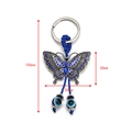 Detailansicht Schmetterling Schlüsselanhänger mit blauem Auge und Maßen auf weißem Grund - Blauer Strass Stil (BE268BU00)
