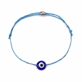 Detail van de blauwe geweven Evil Eye armband met zilveren oogvormige kraal en trekkoord - Marineblauw