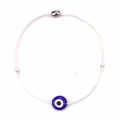 Detail van witte gevlochten evil eye armband met blauwe kraal en zilveren schuifsluiting - Wit
