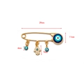 Detailansicht der Evil Eye Sicherheitsnadel-Brosche mit präzisen Größenangaben in Millimetern - Hand der Fatima Anhänger Stil (EY6527GD01) / Gold