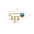 Detailansicht der Hamsa-Hand und Evil Eye Anhänger an einer goldenen Brosche - Hand der Fatima Hohl Stil (EY6527GD03) / Gold