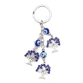 Makroaufnahme von Evil Eye Perlen und Lebensbaum-Anhängern mit blauen Kristallen - Lebensbaum Stil