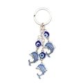 Detail eines Delphin-Schlüsselanhängers mit blauen Evil Eye-Perlen und funkelnden Kristallen - Delfin-Stil