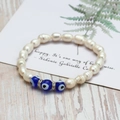 Détail du bracelet en perles d'eau douce avec perles oeil bleu et anneaux brillants - Style Perles Œil Bleu Foncé (BE97BU00)