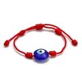 Gros plan du bracelet tressé rouge avec œil bleu turc et nœud coulissant réglable - Style Rouge (BE163RD00)