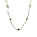 Collana in stile boho con perle bianche e ciondoli occhio del diavolo dorati - Stile con 5 malocchi (BE473GD00)