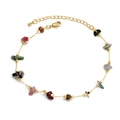 Detailaufnahme des goldenen Armbands mit bunten Natursteinen und dem Karabinerverschluss - Mehrfarbiger Gemischter Splitter Stil (BE468GD03)
