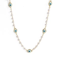 Dettaglio della collana malocchio con catena dorata, ciondoli blu e perle bianche - Stile Malocchio a Raggio di Sole (BE474GDWH)