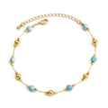 Detailaufnahme des goldenen Kettenarmbands mit hellblauen Facettenperlen und Karabinerverschluss - Hellblaue Facettierte Perlen Stil (BE469BU00)