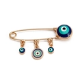 Détail d'une broche épingle à nourrice Evil Eye dorée avec quatre breloques en émail bleu - Style Mauvais Œil Multiple (BE530GD04)