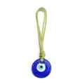 Nahaufnahme eines blauen Evil Eye Anhängers aus Glas mit einer grünen Kordel als Schlüsselanhänger - Grasgrün