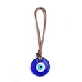 Detailansicht des handgefertigten Evil Eye Glasanhängers mit brauner Kordel - Braun