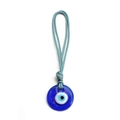 Makroaufnahme des konzentrischen blauen Glasanhängers Evil Eye mit hellblauer Kordel - Hellblau