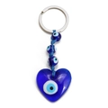 Detail eines blauen Herzanhängers mit Evil Eye Perlen an einem silbernen Schlüsselanhänger - Herz-Stil (BE807BU01)