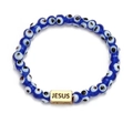 Detail eines blauen Evil Eye Armbands mit goldener Jesus-Gravur auf dem Metallanhänger - Jesusfisch Gravur Stil (BE875GD00)