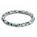 Detailaufnahme des blauen Evil Eye Perlenarmbands mit silbernen Strass-Zwischenstücken - Blau und Weiß