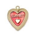 Detail van een gouden hartvormige locket met rood email en Sweet-gravure - Rode Sweet Hart Stijl (BT622GD03)