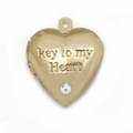 Detail van hartvormige medaillon in gepolijst goud met de tekst Key to my Heart - Key to My Heart Stijl (BT622GD04)