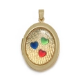 Gedetailleerd zicht op een gouden ovale locket met kleurrijke hartjes en een golftextuur - Ovaal Drie Gekleurde Harten Stijl (BT623GD01)