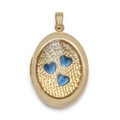Detail van gouden ovale locket met drie blauwe hartstenen op een golfpatroon basis - Ovaal Diepblauw Drie Harten Stijl (BT623GD03)