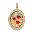 Detail van een gouden ovale locket met drie rode 3D-harten en een golfstructuur - Ovaal Rood Drie Harten Stijl (BT623GD04)