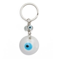 Detailansicht des Evil Eye Schlüsselanhängers mit blauem Auge und silbernem Metallring - Weiße Runde Augenanhänger Stil (BE1237WH00)